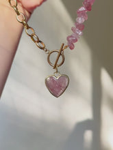 Cargar y reproducir el video en el visor de la galería, Collar &#39;&#39;SELFLOVE&#39;&#39; Cuarzo fresa

